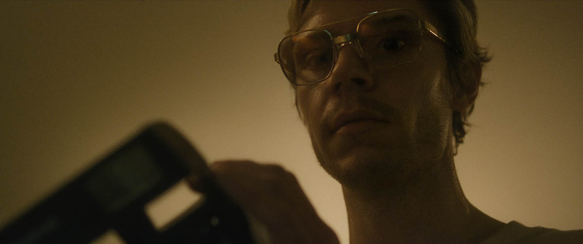 DAHMER_S1_E1_00_22_01_11R